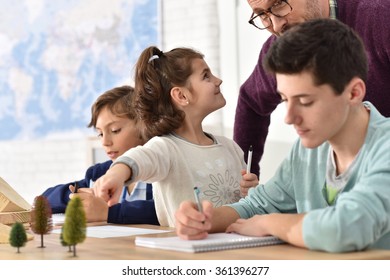 Alumnos tomando notas durante la clase de ciencias