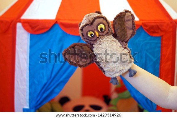 Puppet show in the children\'s room. Owl glove doll\
on hand.