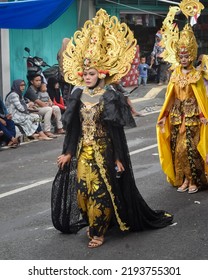 Purbalingga, Indonesia - August 25th 2022 : Junior High School Students Wear Costumes To Take Part In A Cultural Parade In Commemoration Of Indonesia's Independence Day