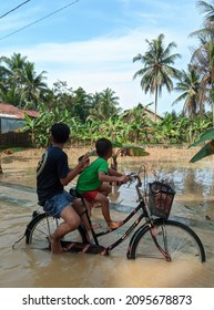 1,328 Kids playing flood Images, Stock Photos & Vectors | Shutterstock