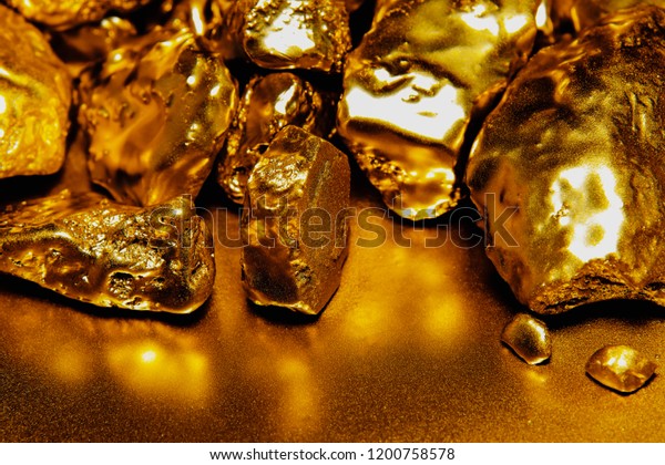 反射の背景に純金の鉱石 金の宝石の群れ 鉱山から掘り出された生の金の塊 の写真素材 今すぐ編集