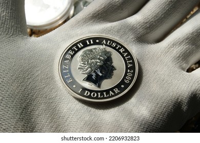 Pure Silver Coin In Hand. Australian 1 Dollar 2009. Australia 22.09.2022.