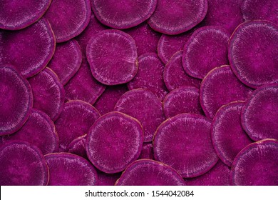 violetter, süßer Kartoffelscheiben, abstrakter Texturhintergrund. Frische Violett Gemüse natürliche Farbpalette der gesunden antioxidativen Root Harvest. Herbst Vitamin Ernährung von Ipomoea Batatas für Vegan