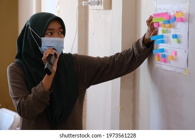 Purwakarta, Indonesia - May, 2021: Women Presenting Business Model Canvas (BMC) Related Women Micro Enterprises Recovery Program. During Pandemic Covid19 Government And NGO Conduct Training For Women.