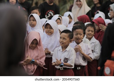 Purwakarta, West Java, Indonesia - September 07, 2019: Happy Indonesian Elementary School Students In A White And Red Uniform Is Getting Ready To Enter The Class For Study