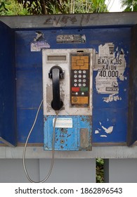 Purwokerto Indonesia, 27 November 2020, An Old School Telephone At A Telephone Shop Near The Road (abandoned Payphone Boots)