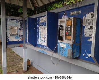 Purwokerto Indonesia, 27 November 2020, An Old School Telephone At A Telephone Shop Near The Road (abandoned Payphone Boots)