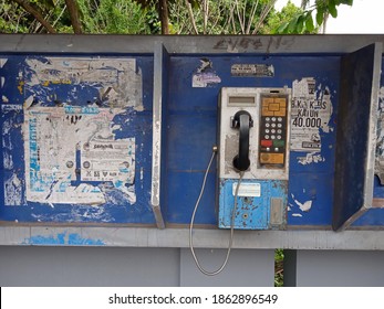 Purwokerto Indonesia, 27 November 2020, An Old School Telephone At A Telephone Shop Near The Road (abandoned Payphone Boots)