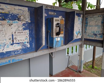 Purwokerto Indonesia, 27 November 2020, An Old School Telephone At A Telephone Shop Near The Road (abandoned Payphone Boots)