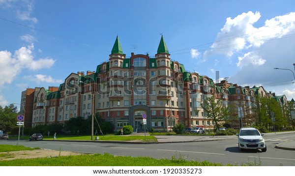 Pushkin, Russia - August, 2020: Street in Pushkin\
town (Tsarskoe Selo), suburb of St. Petersburg. Facade of ancient\
style building. Road with cars. Real city life. Elite residential\
real estate. House