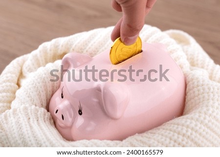 Put gold coins into the cold piggy bank