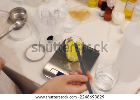 Put an ingredient in the beaker, weigh jojoba oil in the beaker on the electronic scale, spoon the ingredient laboratory