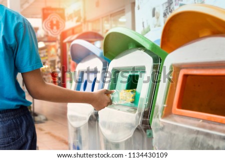 Put trash in trash by the classification of garbage