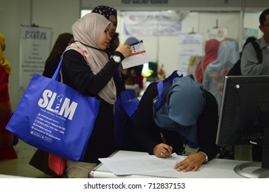 Putra World Trade Centre, Kuala Lumpur, Malaysia. - FEBRUARY 21TH 2017. Teens Of All Ages Attending Annual Education Fair To Choose A Career Path And Receive Vocational Counseling.