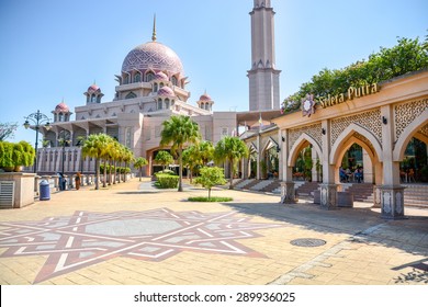 PUTRAJAYA, MALAYSIA, MAY 25, 2015 : Putra Mosque (Masjid Putra) Is The Principal Mosque Of Putrajaya, Malaysia. Construction Began In 1997 And Was Completed Two Years Later.