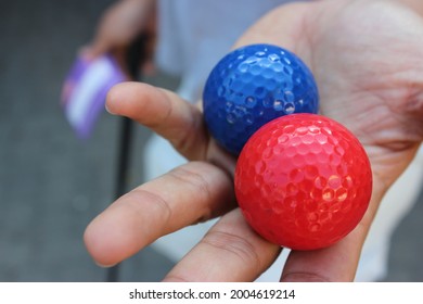 Putt putt blue and red golf ball