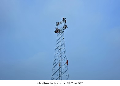 Pylon construction workers
