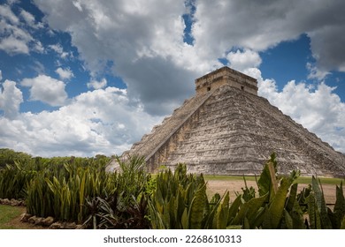 Pyramid of Kukulkan in Chichén Itzá - México, Yucatán