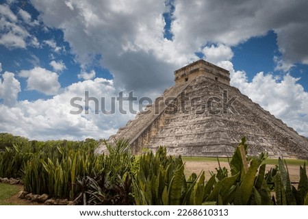 Pyramid of Kukulkan in Chichén Itzá - México, Yucatán