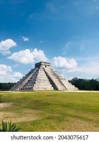 Chichén Itzá Pyramid Located In Mexico
