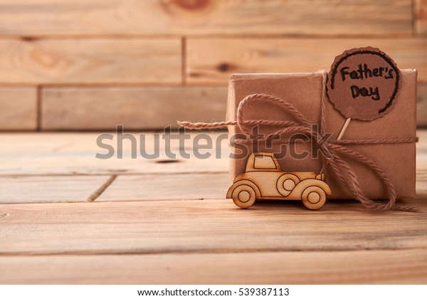 Pyrography car for Father\'s Day. Gift box with rope\
bow. How to congratulate\
dad.