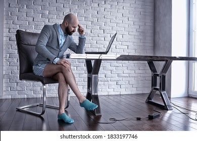 isoliertes Arbeitskonzept, ein Mann arbeitet zu Hause an einem Computer in seiner Unterhose, lustige Arbeit Coronavirus-Pandemie-Mem