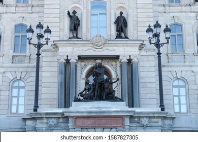 Quebec, Canada - December 2019 : Front View Of Quebec's Parliament Building, With A Sculpture Of A First Nations Family, A Statue Of General Wolfe And A Statue Of Lieutenant General Montcalm