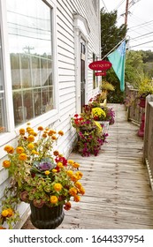 Quechee, Vermont - September 30th, 2019:  Shops And Restaurants In The Quaint New England Town Of Quechee On A Cool, Fall Day.  