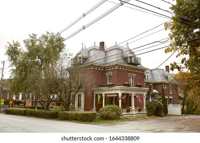 Quechee, Vermont - September 30th, 2019:  Exterior Of Parker House Inn And Restaurant In The Quaint New England Town Of Quechee On A Cool, Fall Day.  