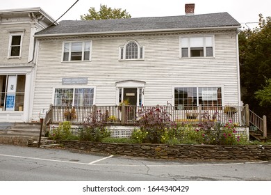 Quechee, Vermont - September 30th, 2019:  Shops And Restaurants In The Quaint New England Town Of Quechee On A Cool, Fall Day.  