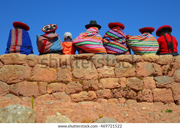 ペルーのクスコ省の古代インカの壁で ケチュアの女性と若い男の子がおしゃべりをしている の写真素材 今すぐ編集