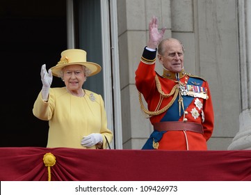Queen Elizabeth II UNSIGNED photo K5719 NEW IMAGE!!!!! 