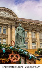 Queen Victoria Statue During The Birmingham Christmas Market, Victoria Square, Birmingham Uk. Image Date 23 Nov 2017.