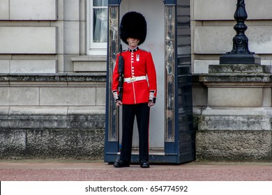 Queens Guard Buckingham Palace London Uk Stock Photo 654774592 ...