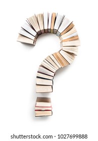 Fragezeichen aus Büchern, Aufnahme von oben auf weißem Hintergrund