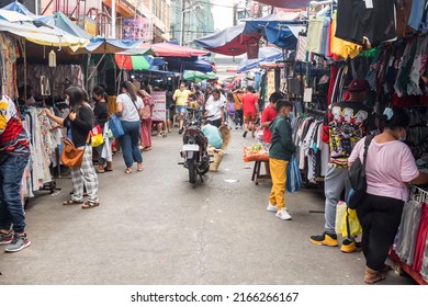 Quiapo, Manila - May 2022: A Busy Pedestrianized Street Filled With Sidewalk Vendors Along FR Hidalgo Street In Quiapo.