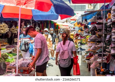 Quiapo, Manila - May 2022: A Busy Pedestrianized Street Filled With Sidewalk Vendors Along FR Hidalgo Street In Quiapo.