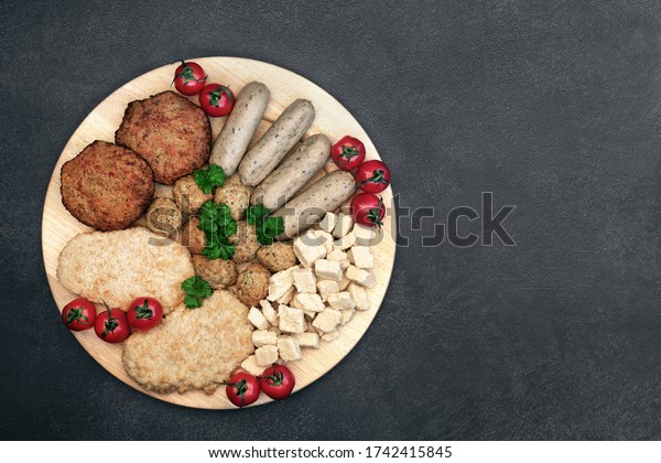 Quorn tofu health food plant based\
meat substitute for vegans with cutlets, falafel balls, burgers,\
sausages & spiced soy bean chunks. High in antioxidants &\
omega 3. Ethical eating concept. Flat\
lay.