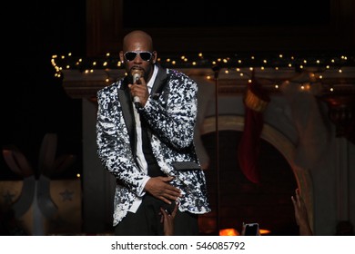 R Kelly Performs On Stage At The FOX Theater On December 27, 2016 In Atlanta Georgia - USA 