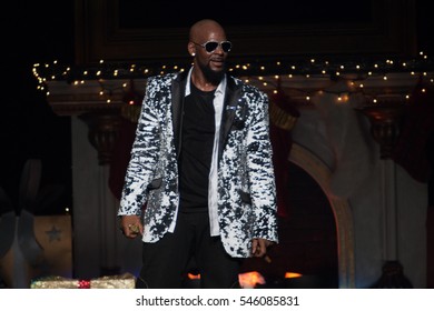 R Kelly Performs On Stage At The FOX Theater On December 27, 2016 In Atlanta Georgia - USA 