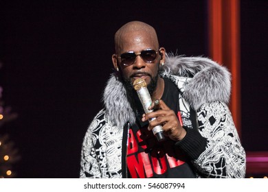 R. Kelly Performs On Stage At The FOX Theater On December 27, 2016 In Atlanta, Georgia - USA