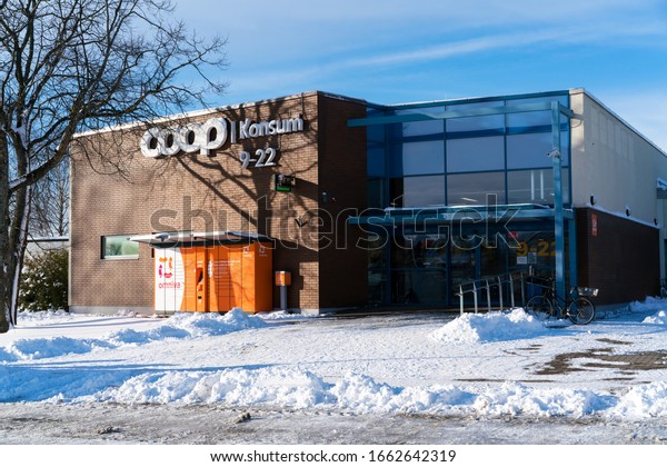Raasiku, Harjumaa / Estonia- 02.28.2020: Raasiku COOP\
shopping center and the parking lot in front of it. Nice snowy\
winter day