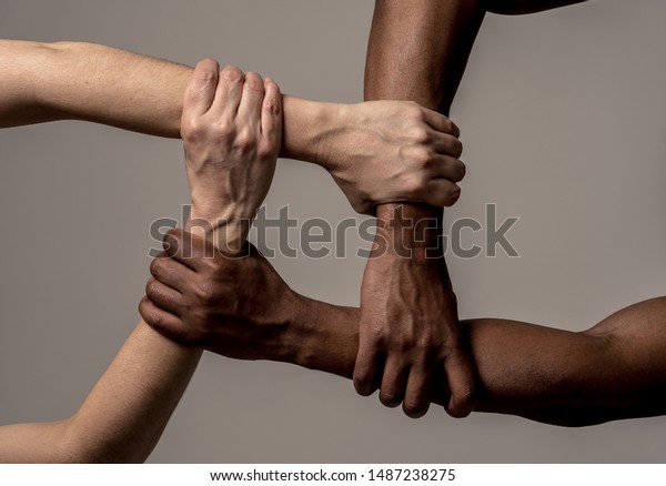 差別と人種差別に対して団結した人種 黒人のアフリカ系アメリカ人と白人の手が 世界の統一と人種間の愛と理解の中で共に結びついている 寛容と協力のコンセプト の写真素材 今すぐ編集