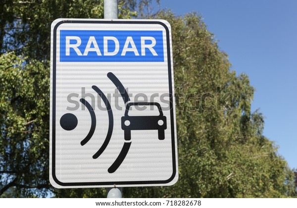 Radar signal and control on\
a road 