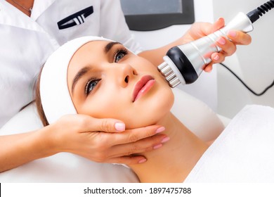 Radiowellen-Gesichtsheben in einer Kosmetologie-Klinik Foto. Behandlung der Haut. Hardware-Kosmetologie. Physiotherapie auf dem Foto der Kosmetologie.