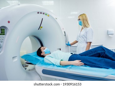 Radiologe mit weiblicher Patientin im Raum der Computertomographie