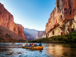 Rafting Pe Râul Colorado în Gran Canyon La Răsărit