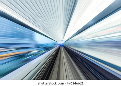 Bahnstrecke und Stadtlandschaft von Tokio aus mit Blick vom Hochgeschwindigkeitszug