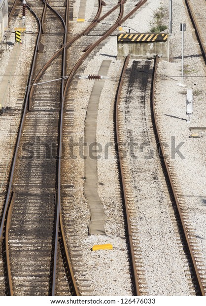 Rail\
tracks