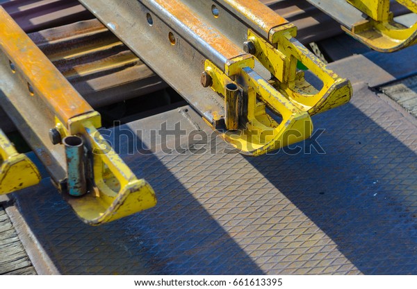 Railhead\
elements. Transportation of long new rails on a freight car.\
Endless path. The rail lash. Special\
load.